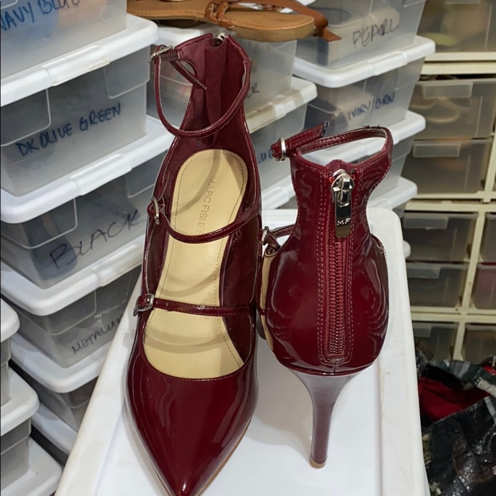 Gently worn, gorgeous heels in brick red color